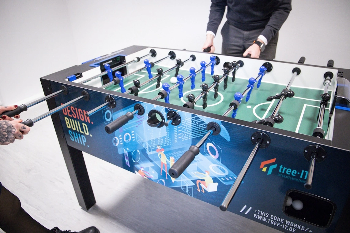 Gemeinsam gewinnen – auf dem Spielfeld und im Code.
Erfolg entsteht nicht nur durch großartige Software, sondern vor allem durch großartige Teams. Bei uns zählt echte Zusammenarbeit, offene Kommunikation und jede Menge Teamspirit – sei es beim Coden, in Meetings oder bei einer Runde Tischkicker.

Wir lieben es, Ideen auszutauschen, uns gegenseitig zu pushen und gemeinsam an innovativen Lösungen zu arbeiten. Denn wir wissen: Nur wer sich wohlfühlt, kann sein volles Potenzial entfalten.

Lust, mehr über uns zu erfahren? Dann tauch ein in unsere Story!